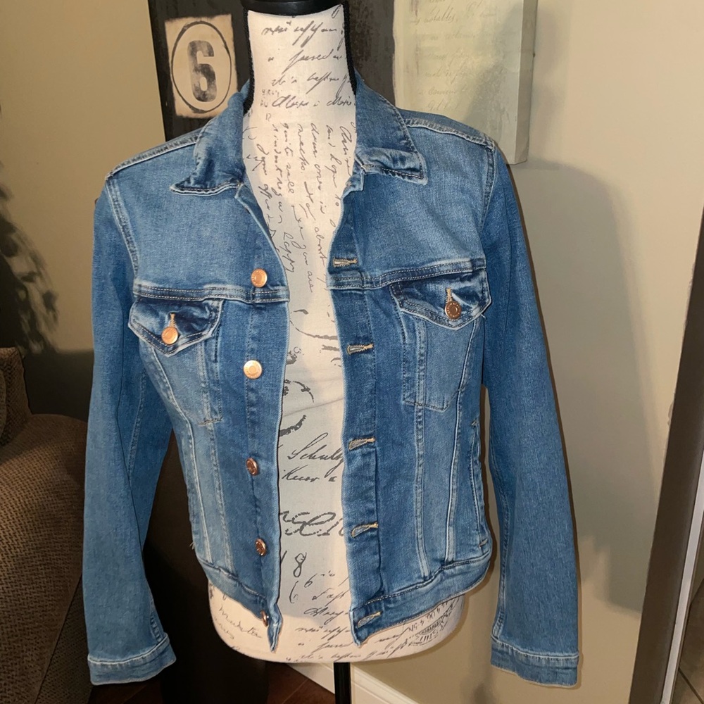 Denim Jacket h& M fitted medium blue soft fitted NWT
⭐️sale 9/5⭐️